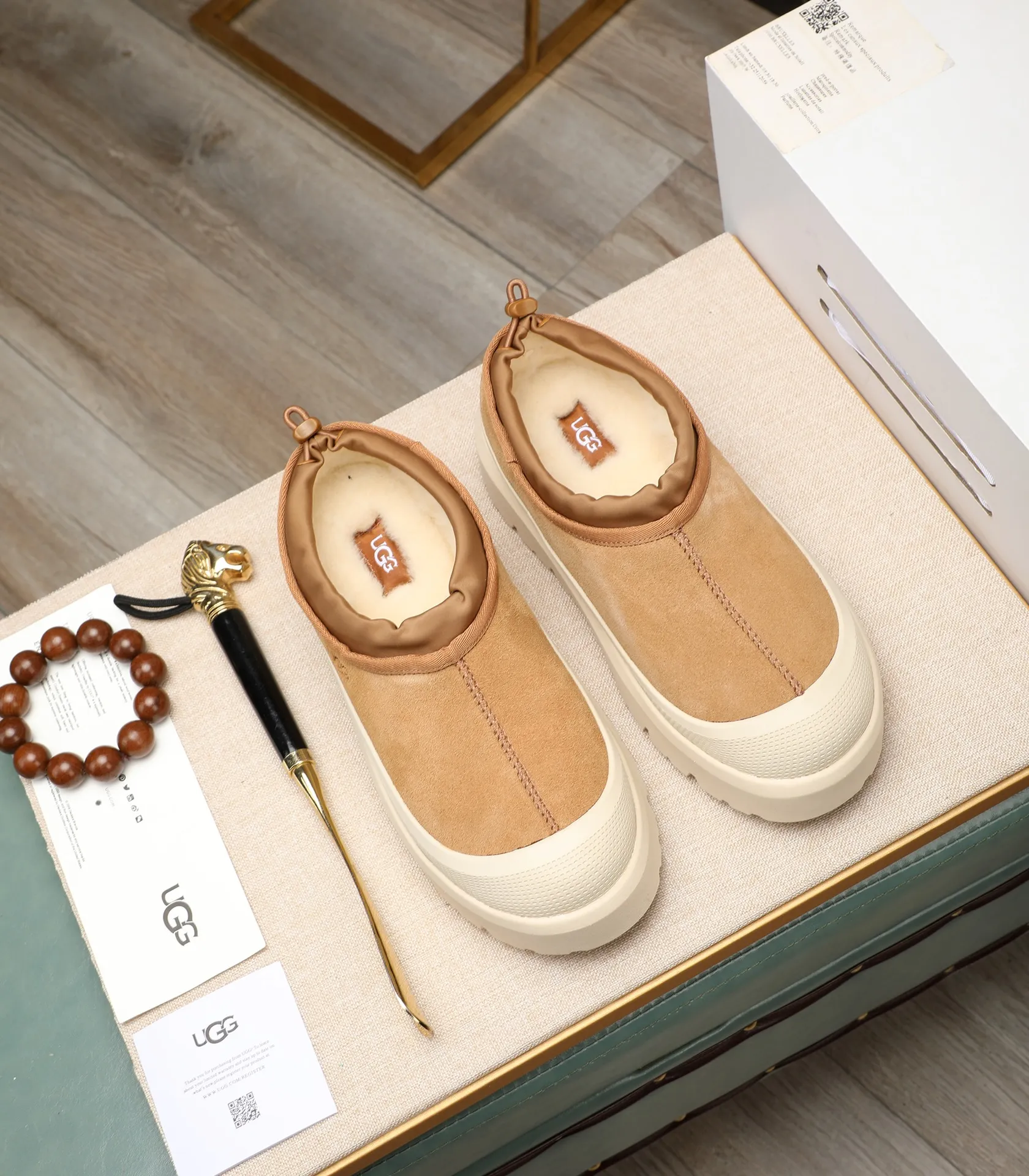 Men's shoes 💰540 (same style for men and women) Please pay attention to the quality of the original order and compare the thickness of the wool 🏮🏮The popular UGG is from Australia's warm luxury brand men's shoes, the official website is synchronized, Beckham men's style..., made of imported first-layer waxed cowhide, waxed toe cap, Australian real wool velvet lining Carefully sewn...Imported rubber Martin boots outsoles (comfortable, soft and wear-resistant). I really like the quality..Exquisite workmanship. You won't be able to put it down at first sight. Sizes 35-44